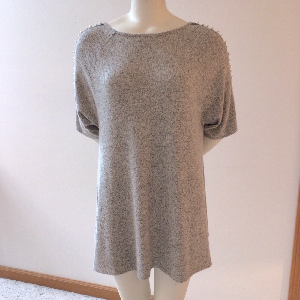 Cha Cha Vente Gray Knit Tunic Top With Pearl Sleeves
